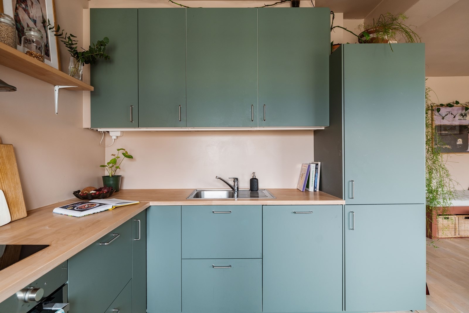 God skapplass med takhøye overskap sikrer effektiv utnyttelse av rommet. Galleribilde