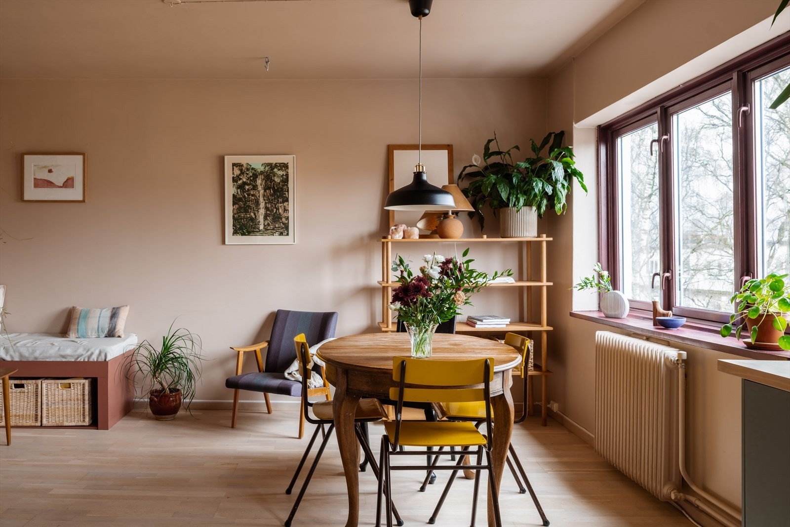 Store vindusflater slipper inn godt med lys i oppholdsrommet. Galleribilde