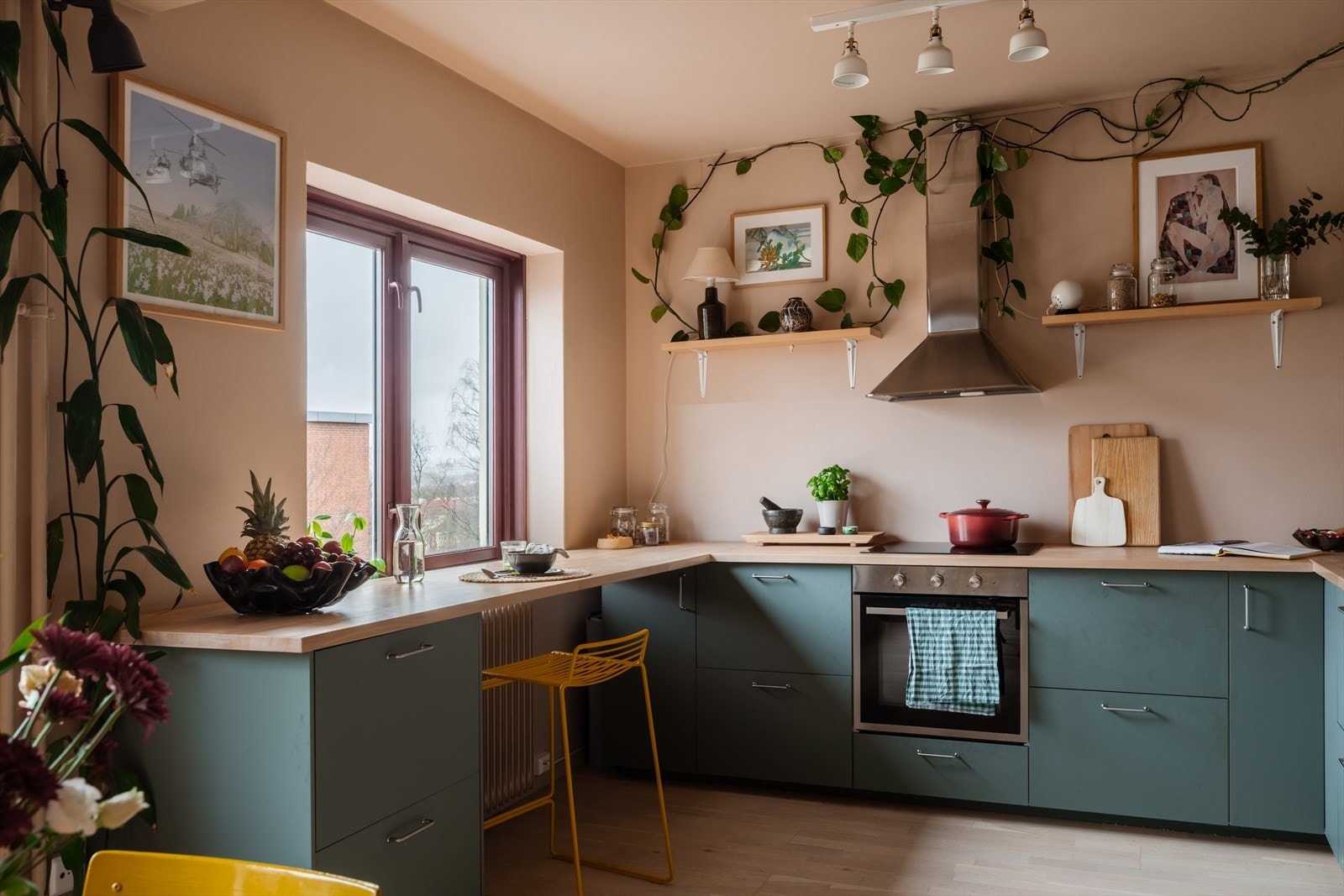 Kjøkkenet ble fornyet i 2022 med en moderne innredning fra IKEA med glatte fronter. Galleribilde