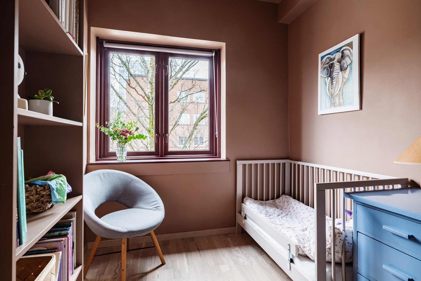 Også her er det 3-stavs parkett på gulvet og malte overflater. Galleribilde