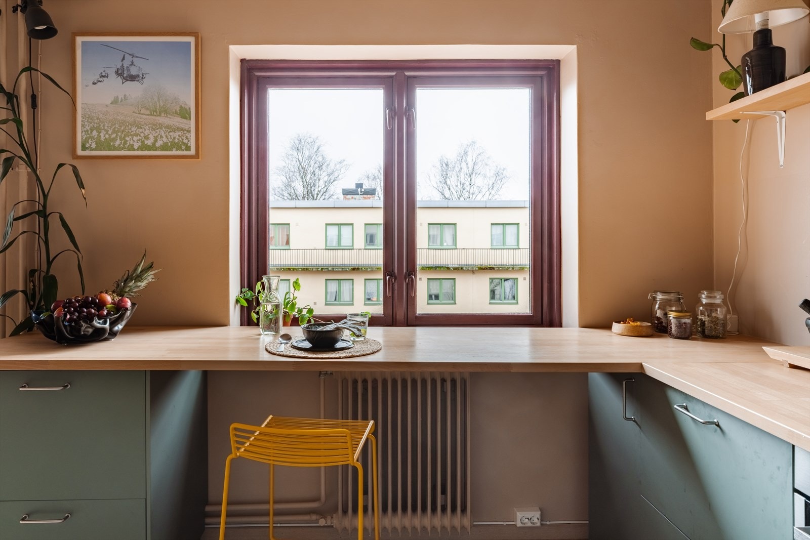 Benkeplaten er forlenget for å skape en praktisk spiseplass for raske måltider. Galleribilde