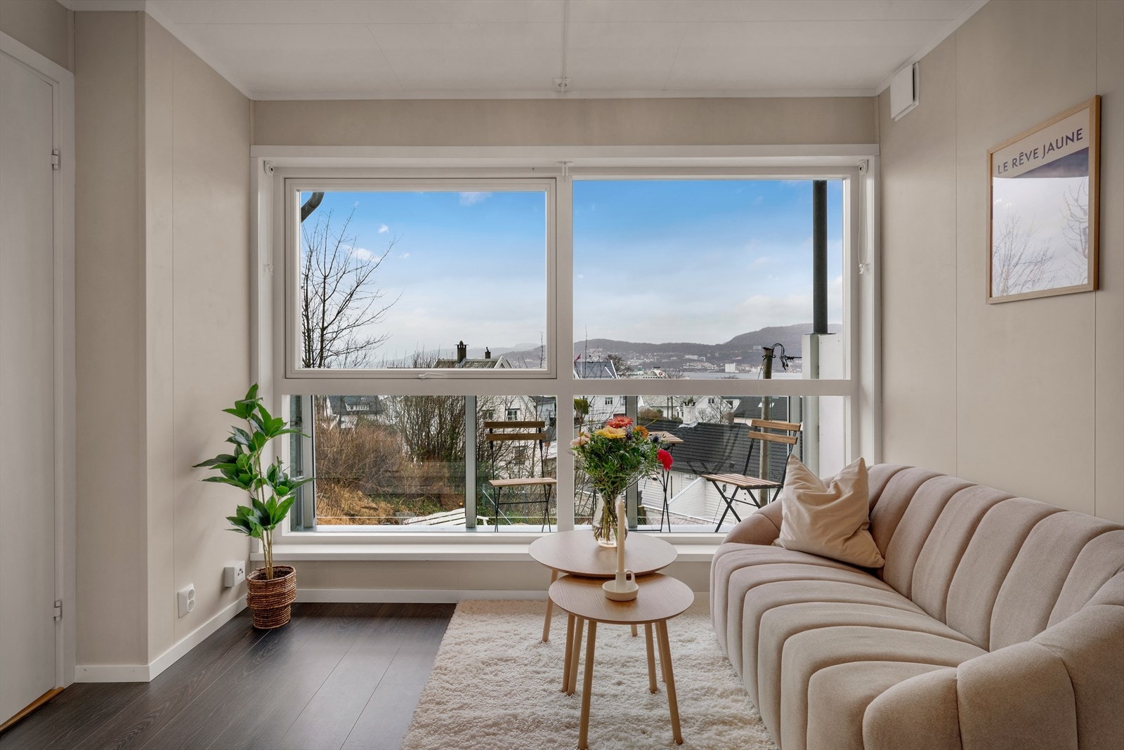 - Det at leiligheten er malt i en lys og delikat fargetone gjør at man enkelt kan sette sitt eget preg - Galleribilde