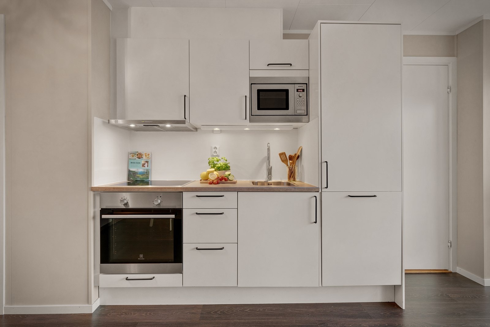 - Tidløs kjøkkeninnredning med slette fronter og benkeplate i laminat - Galleribilde