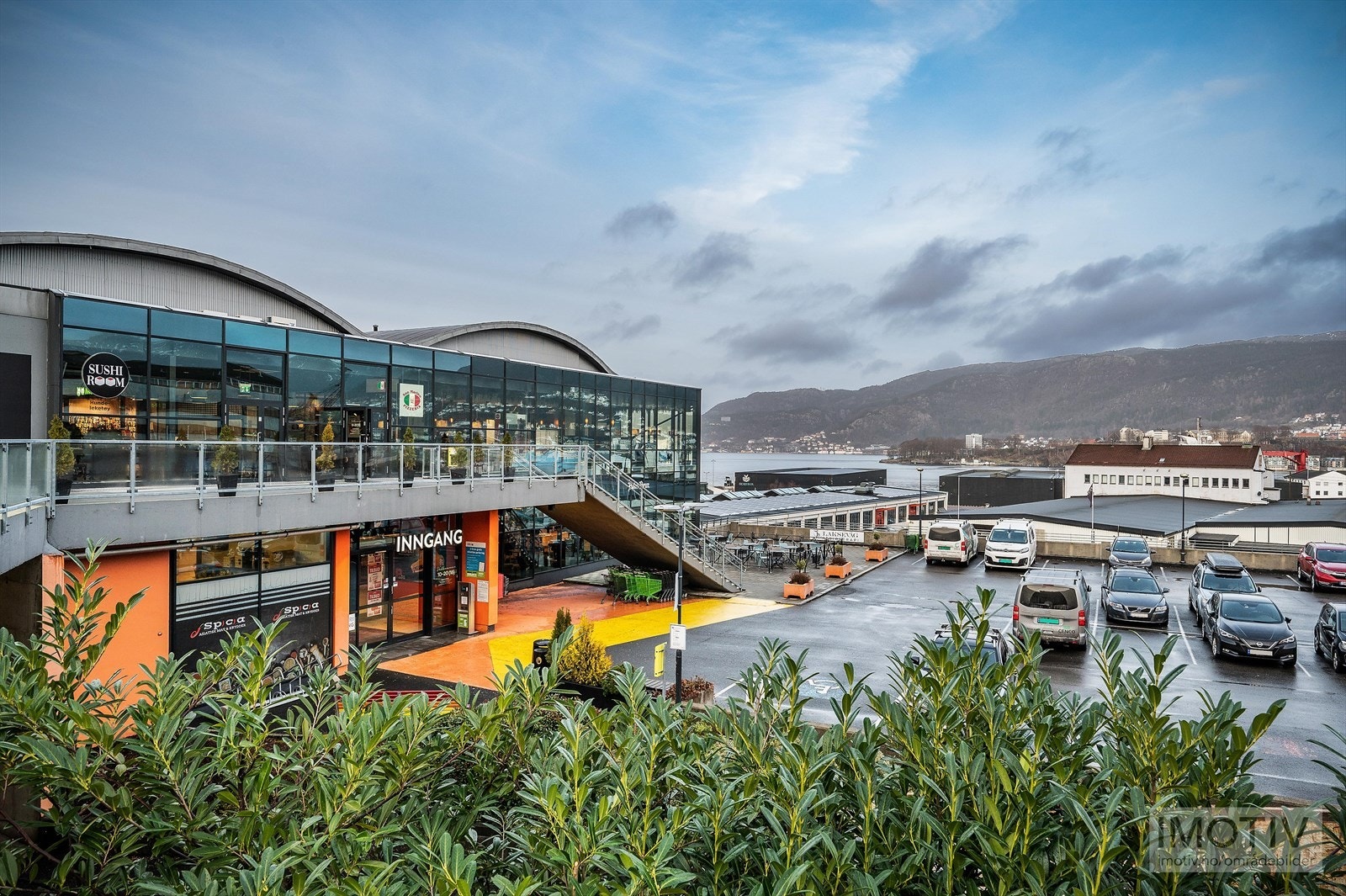-Laksevåg Senter ligger ca. 10 minutters gange fra boligen og tilbyr et godt utvalg av dagligvarebutikker, servicetilbud og andre hverdagslige fasiliteter - Galleribilde