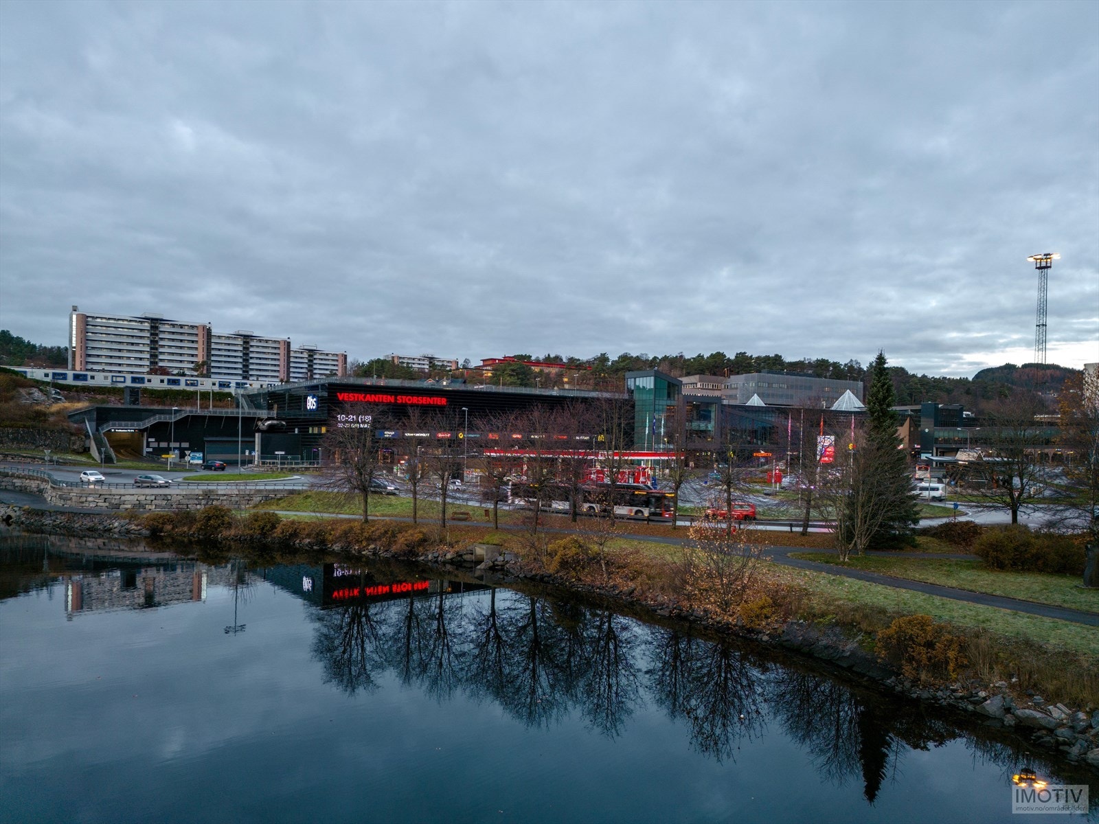 - Vestkanten Storsenter ligger ca. 9 minutters kjøring fra boligen og byr på et stort utvalg av butikker, servicetilbud, restauranter og aktivitetstilbud - Galleribilde