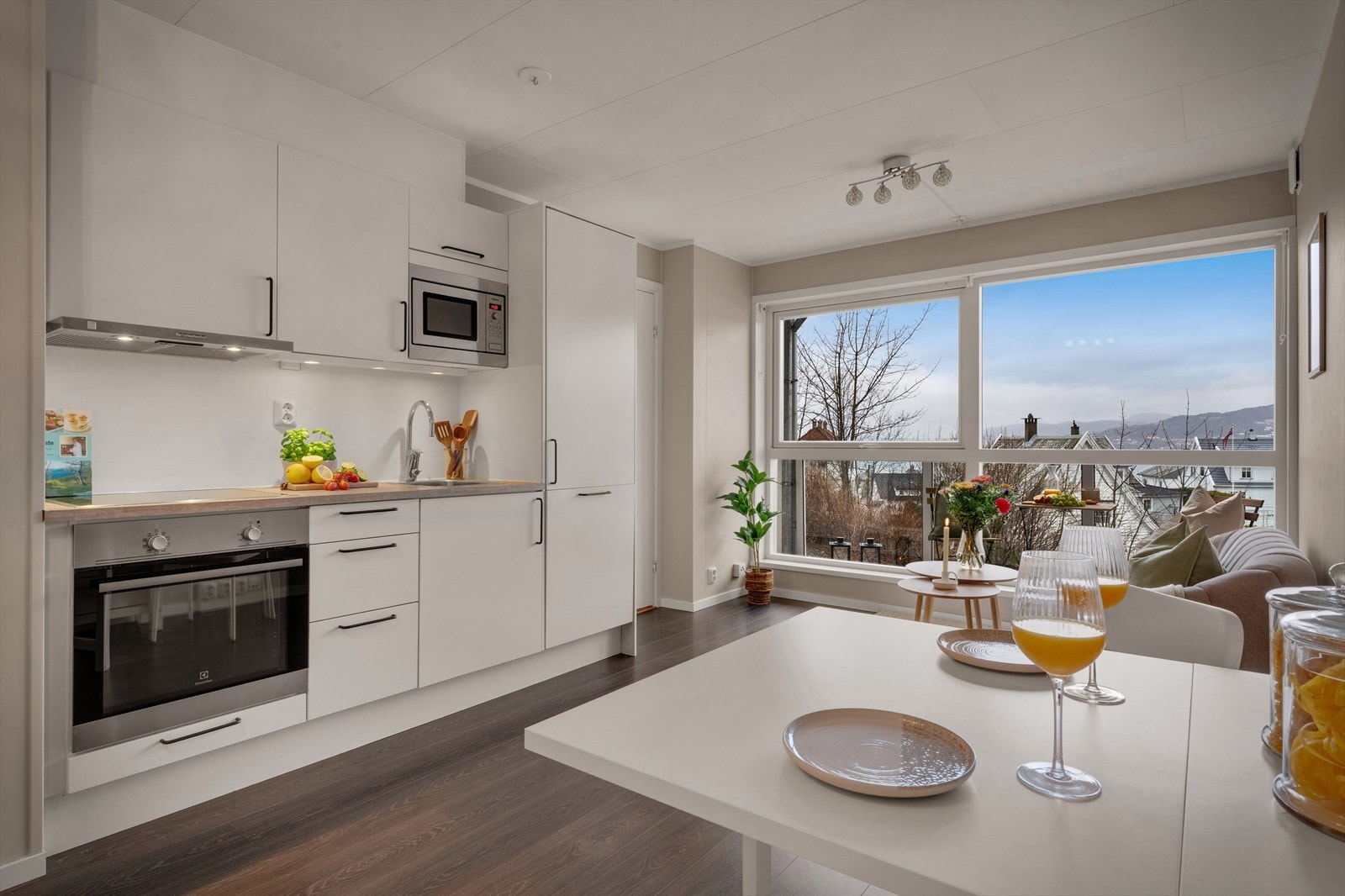 - Ny eier får gleden av integrert stekeovn, mikrobølgeovn, induksjonsplatetopp og kjøleskap - Galleribilde