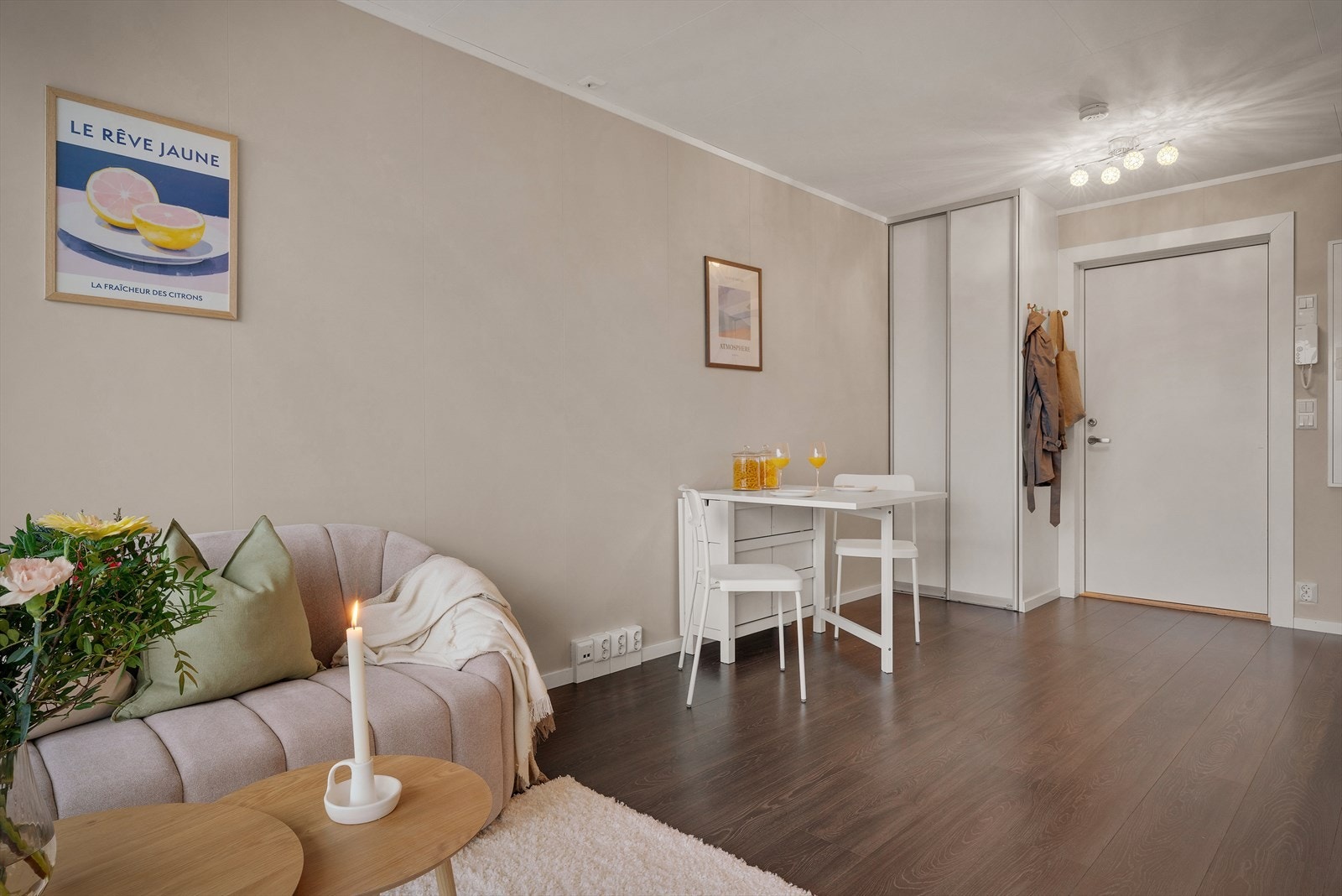 - Også her er det en plassbygd garderobeløsning for oppbevaring av yttertøy og andre hverdagslige ting - Galleribilde