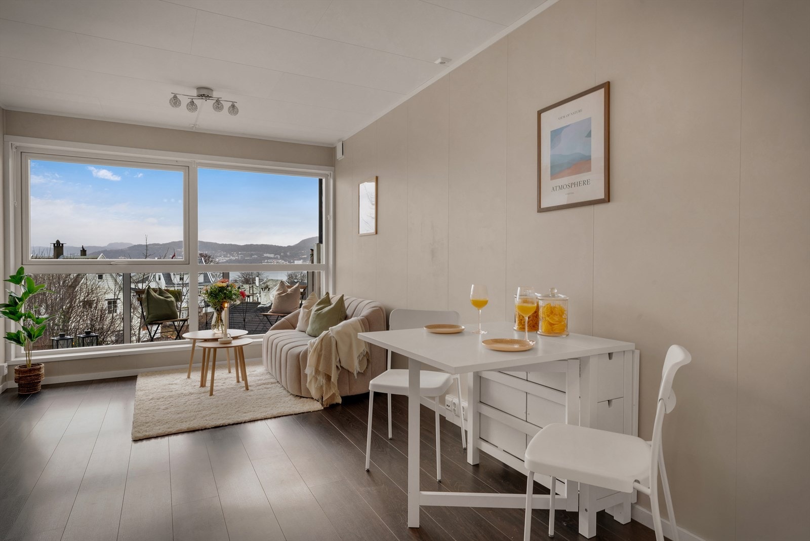 - Den åpne løsningen gjør dette til et praktisk og sosialt oppholdsrom - Galleribilde