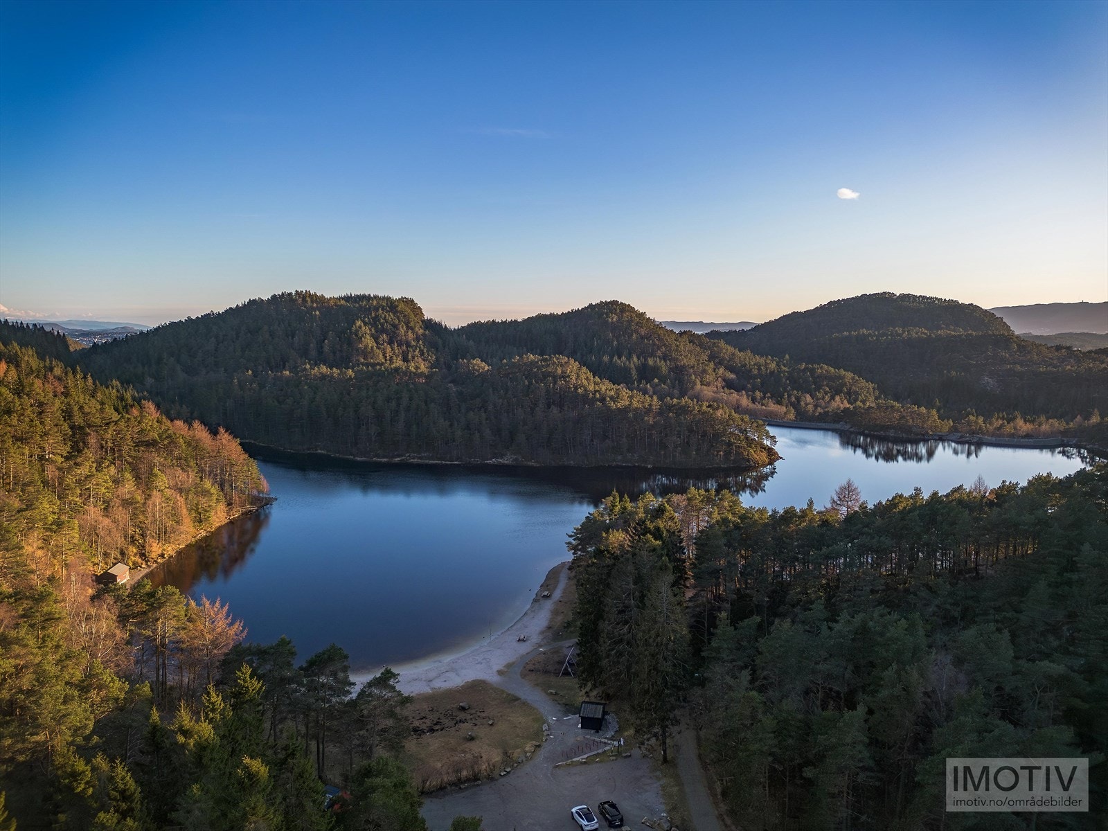 - Det er kort vei til flotte turmuligheter ved Tennebekktjørna-Nipedalen, ca. 7 minutters kjøring fra boligen - Galleribilde