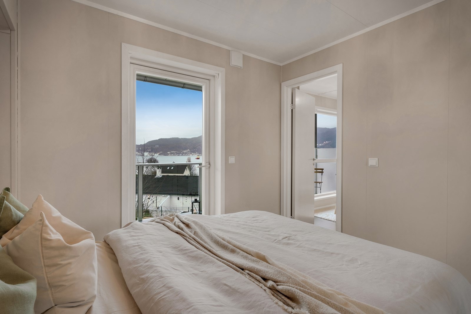 - Fra soverommet har man direkte adkomst til balkongen - Galleribilde