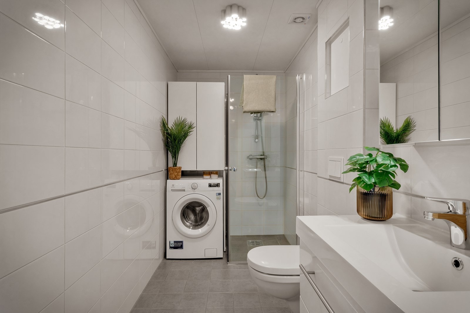 - Helfliset baderom med tidløst farge- og materialvalg - Galleribilde