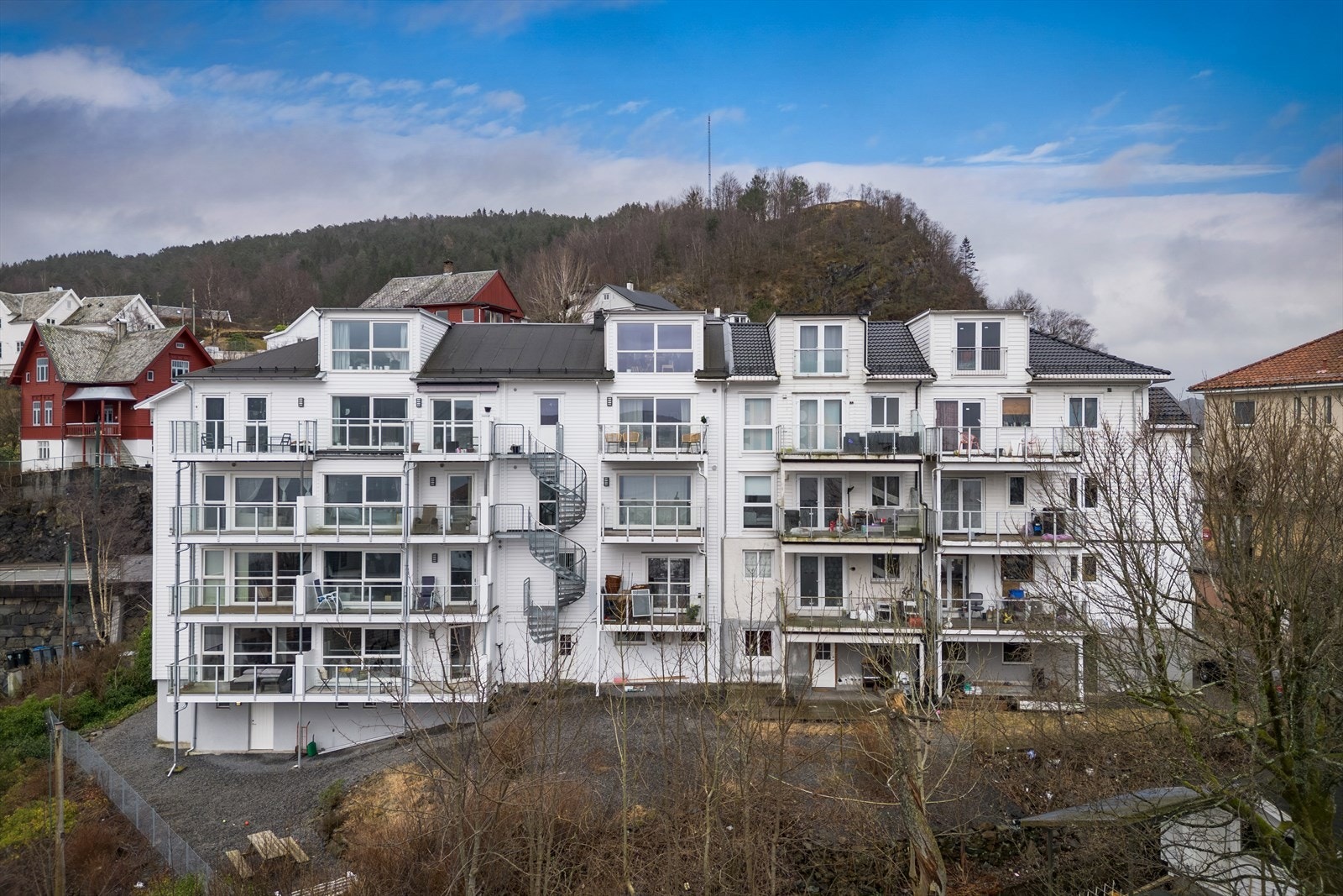 - Fra leiligheten er det kun 2 minutters gange til nærmeste busstopp - Galleribilde