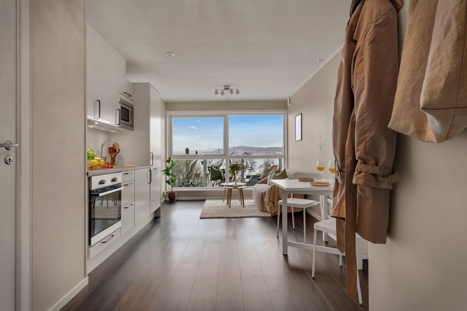 - Stuen fremstår som lys og luftig med flere store vinduer som åpner rommet og sørger for godt med lysinnslipp - Galleribilde