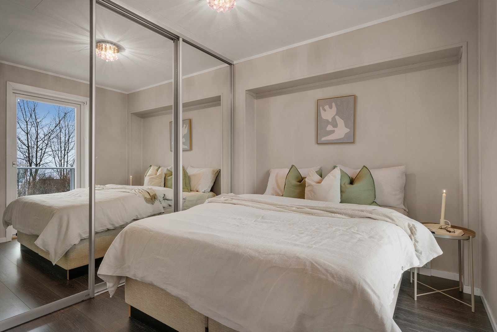 - Merk meget praktisk skyvedørsgarderobe som gir godt med oppbevaringsplass. Speildørene sørger for en luftigere romfølelse - Galleribilde