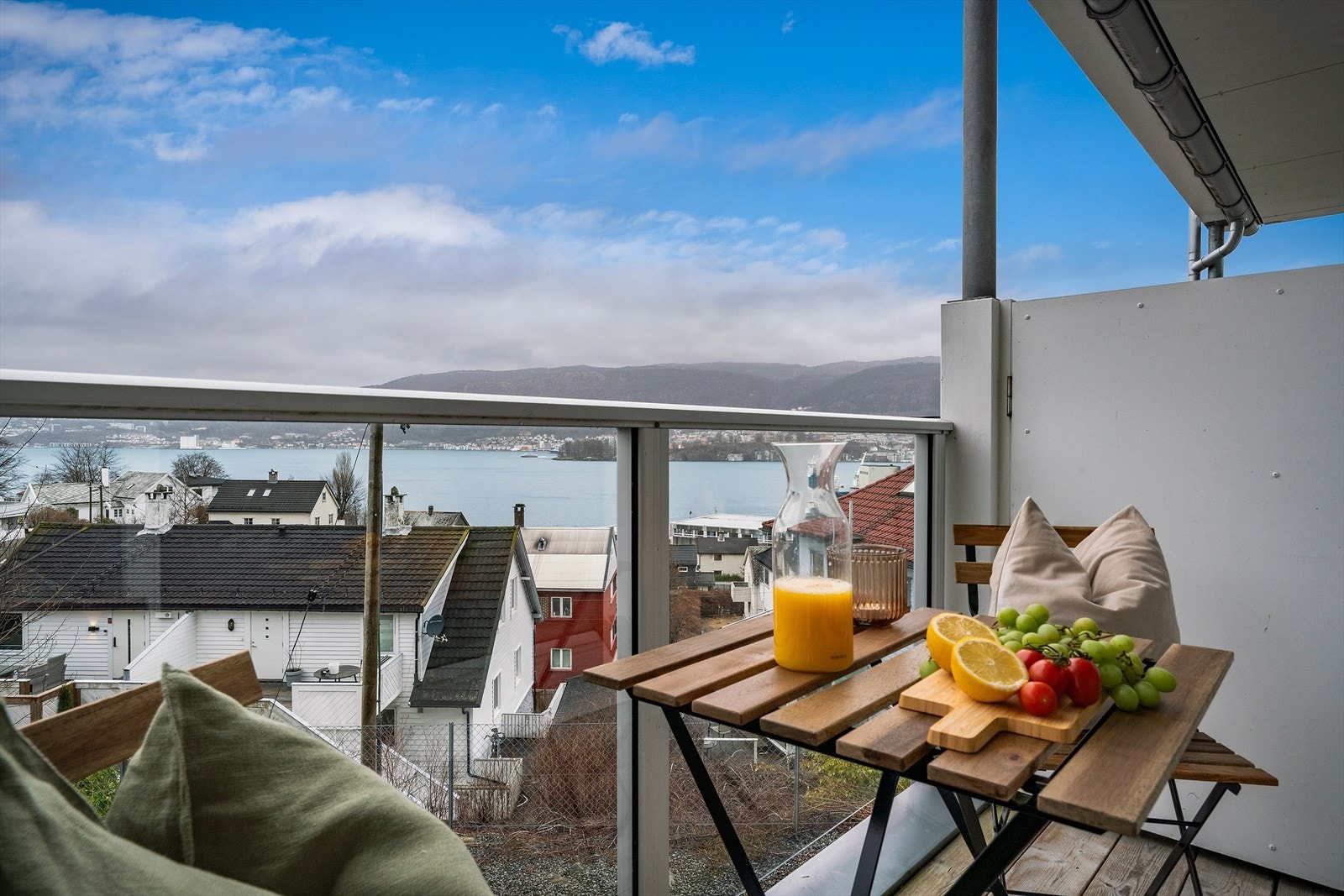 - Balkong på ca. 8,3 m² med vakker utsikt mot innseilingen til Bergen - Galleribilde