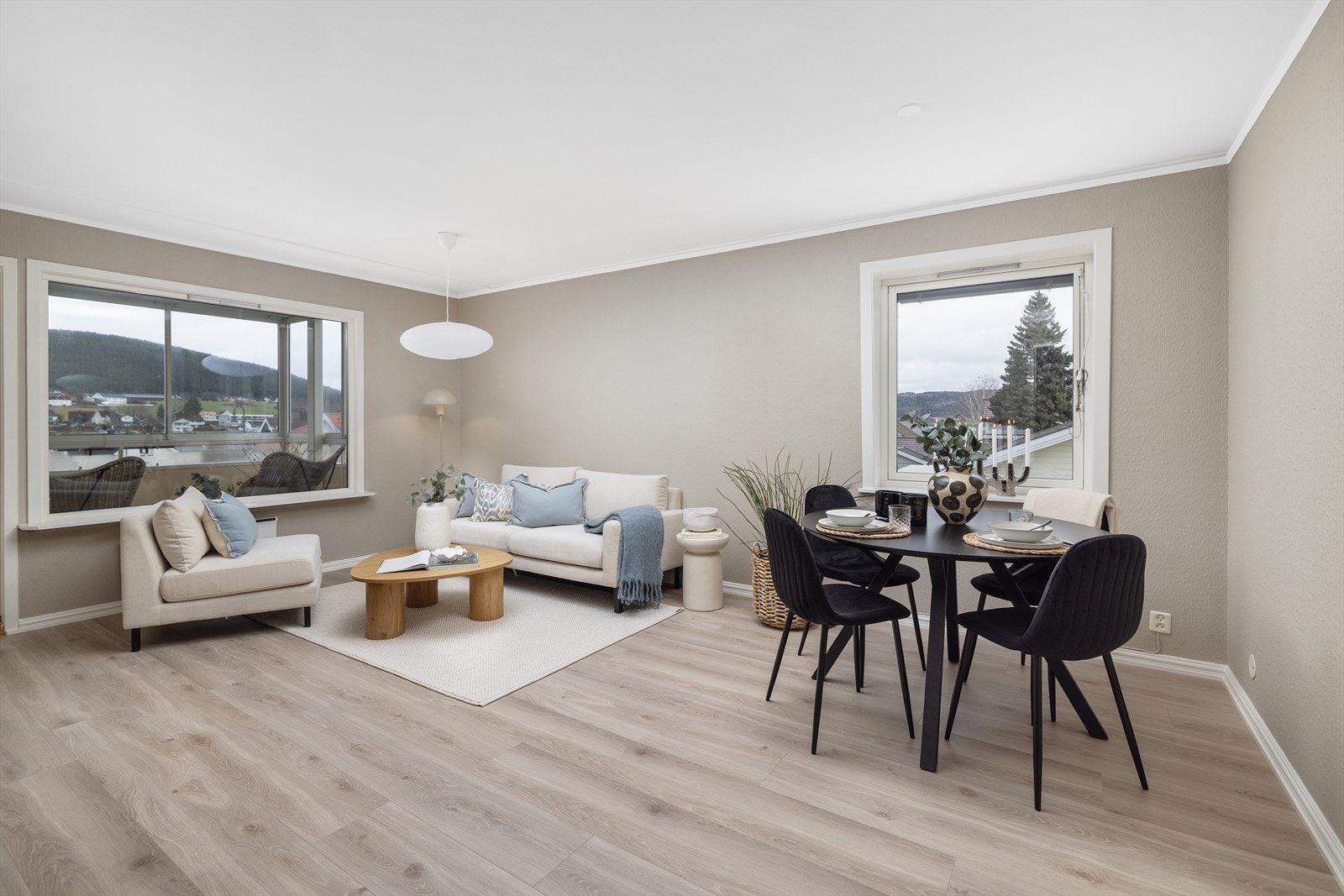 Gjennomgående laminatgulv og malte flater gir et helhetlig inntrykk. Galleribilde