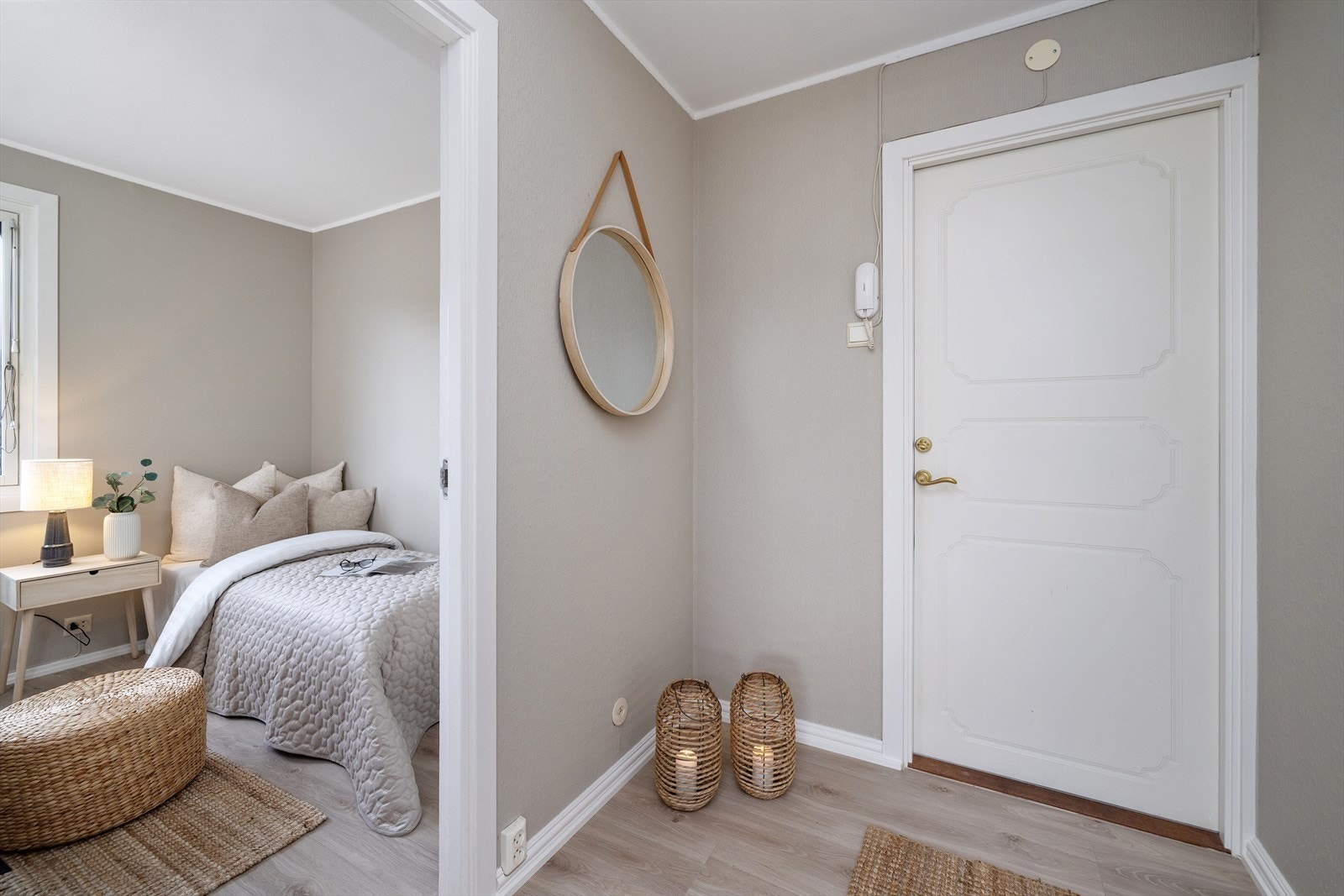 Entréen gir adkomst til alle rom og er utstyrt med dørcalling for enkel kommunikasjon med besøkende. Galleribilde