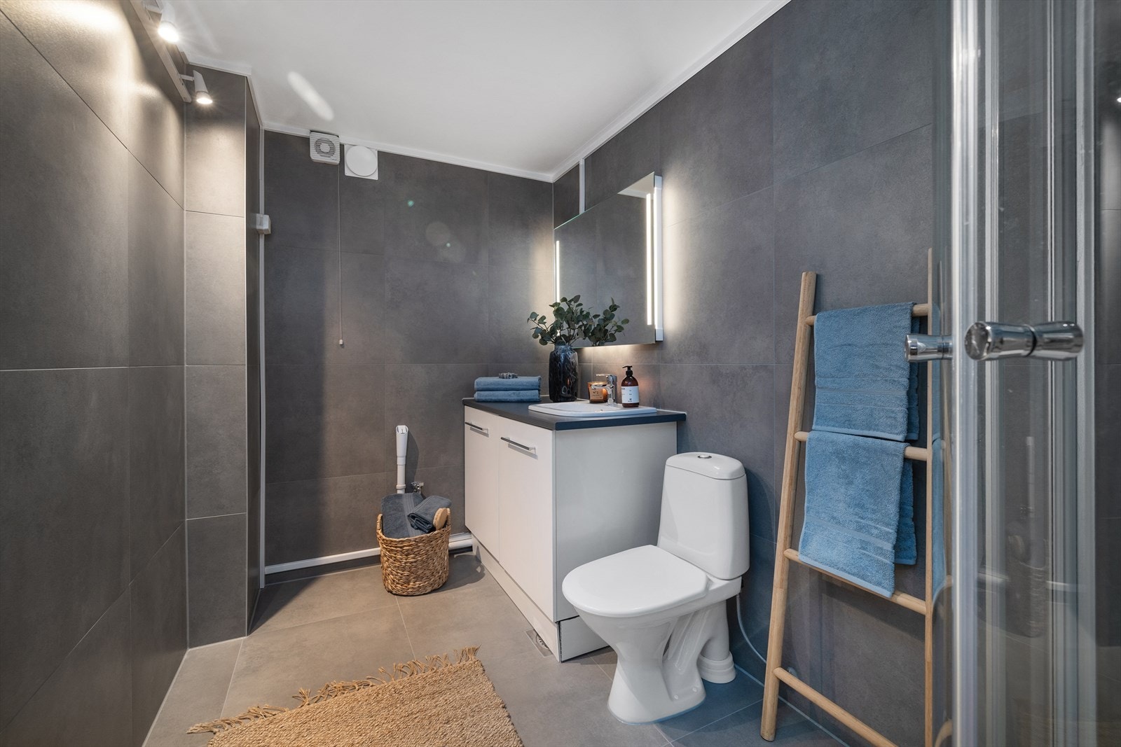 Badet er nyrenovert i 2025 av fagfolk, med moderne fliser og behagelig varme i gulvet. Galleribilde