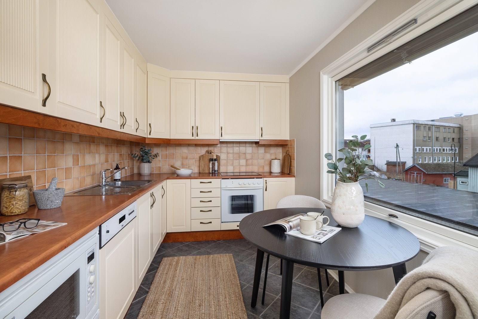 Innredningen er montert i en praktisk L-form som gir godt med skap- og benkeplass. Galleribilde