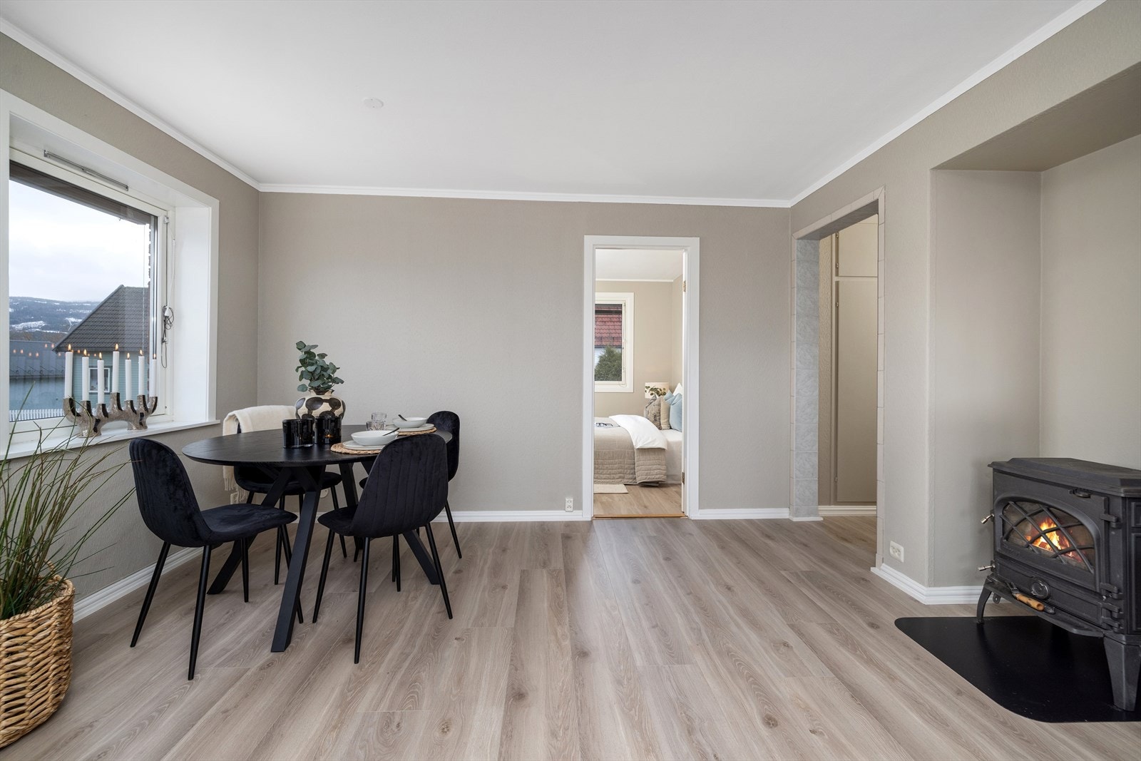 En vedfyrt peisovn i stuen gir både ekstra varme og en hyggelig atmosfære. Galleribilde