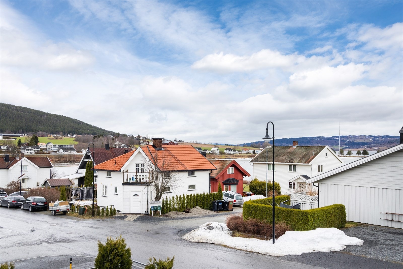 Fra leiligheten er det gangavstand til dagligvarebutikker, skoler og Jevnaker rutebilstasjon. Galleribilde
