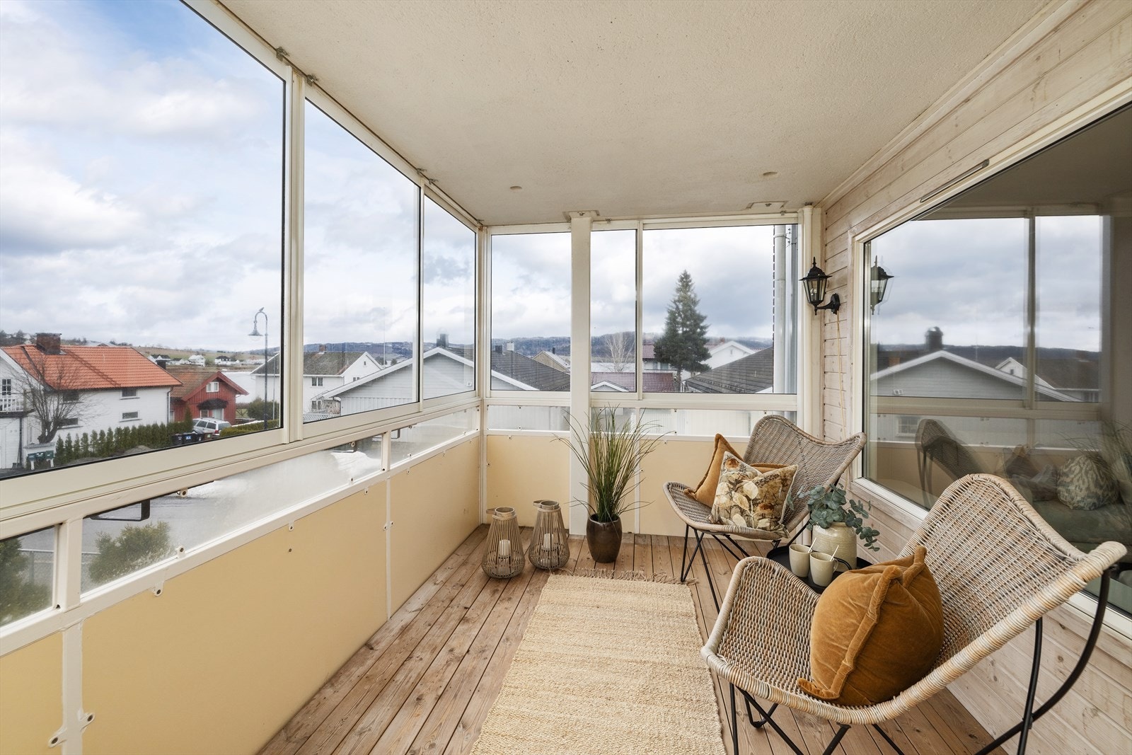 Den 11 m² store balkongen er innglasset og fungerer som et ekstra oppholdsrom med kveldssol. Galleribilde