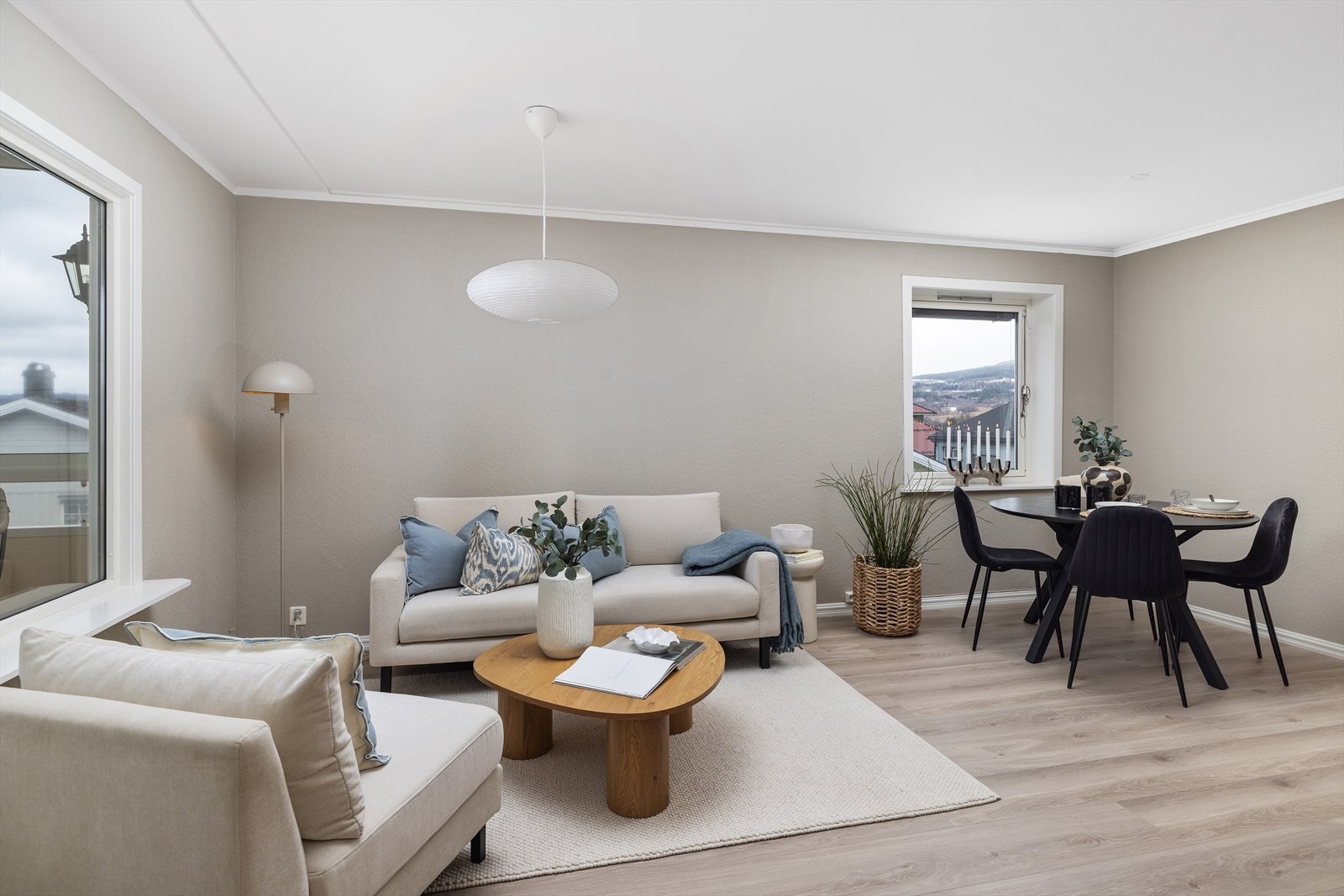 Rommet har en takhøyde på 2,44 meter og flere vinduer som gir godt med dagslys. Galleribilde