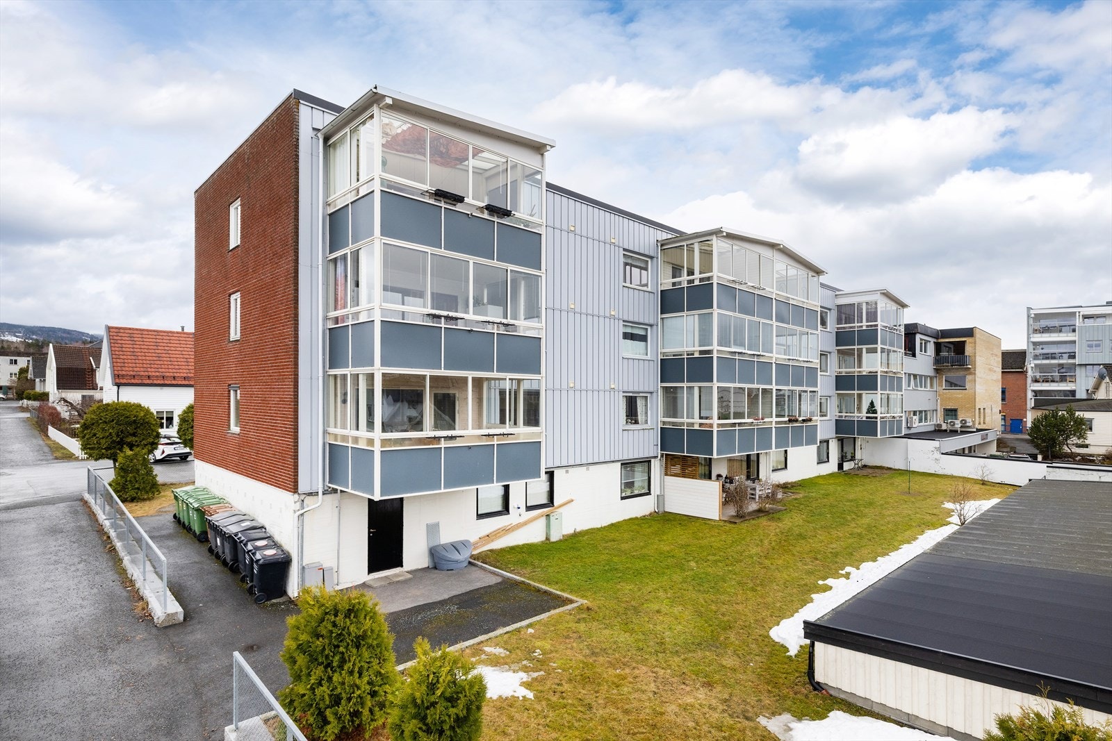 Byggets fasade ble tilleggsisolert og kledd med nye plater i 2020, noe som gir et oppdatert uttrykk. Galleribilde