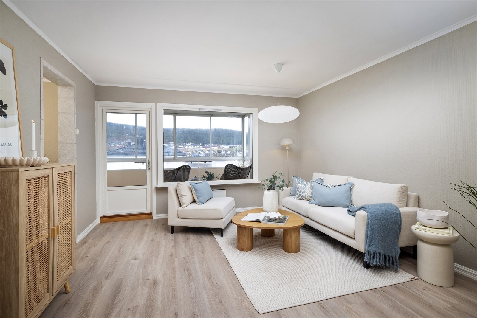 Fra stuen er det direkte utgang til den nordvestvendte, innglassede balkongen. Galleribilde