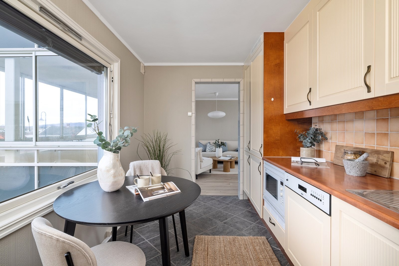 Separat kjøkken med en hyggelig spiseplass ved vinduet. Galleribilde