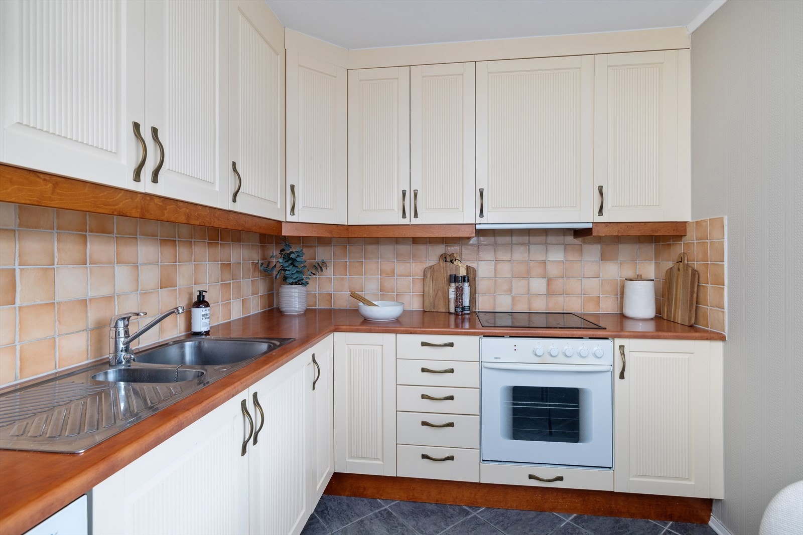 Kjøkkeninnredningen fra Norema har integrert stekeovn, platetopp, mikrobølgeovn og oppvaskmaskin. Galleribilde