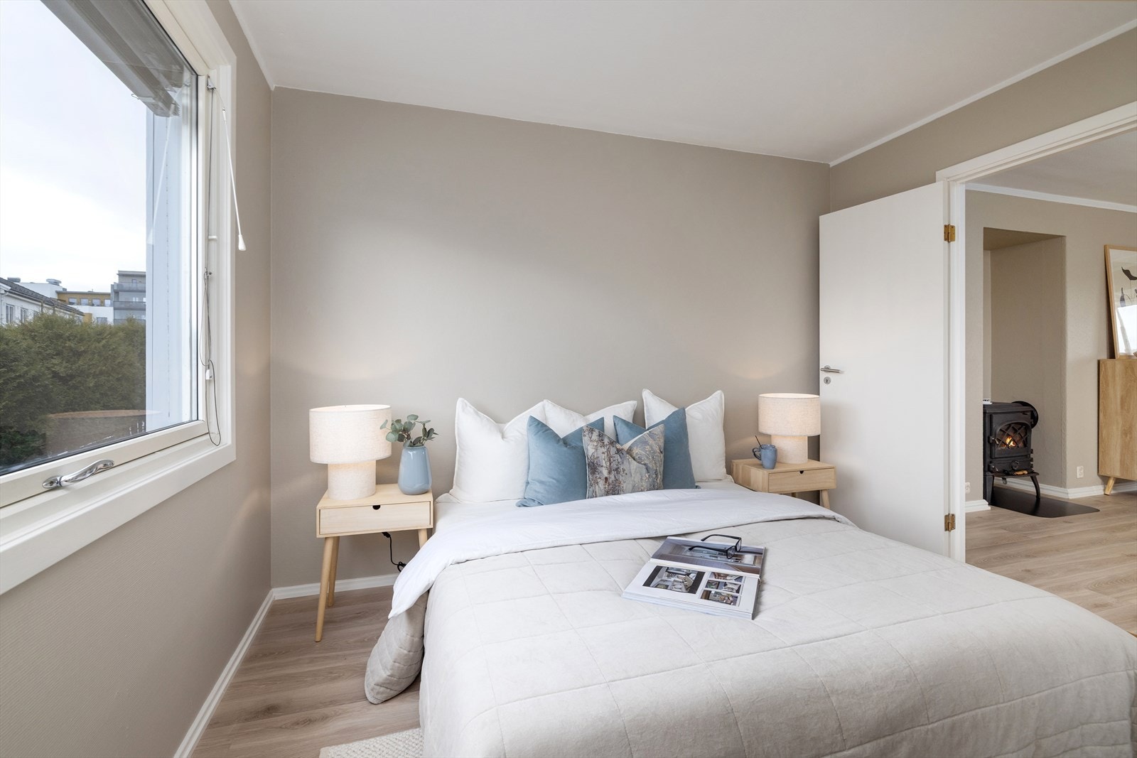 Begge soverommene har malte overflater og laminat på gulvet. Galleribilde