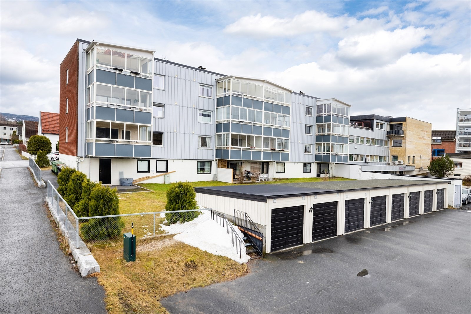 Leiligheten disponerer en egen garasje på ca. 17 m² i felles rekke, med elektrisk portåpner. Galleribilde