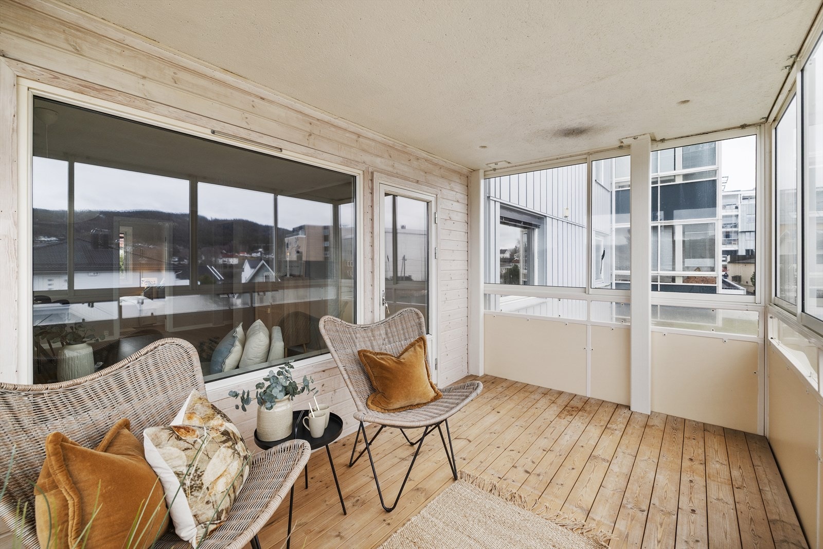 Balkongen er takoverbygget med spaltegulv av terrassebord, og ble oppgradert i 2005. Galleribilde