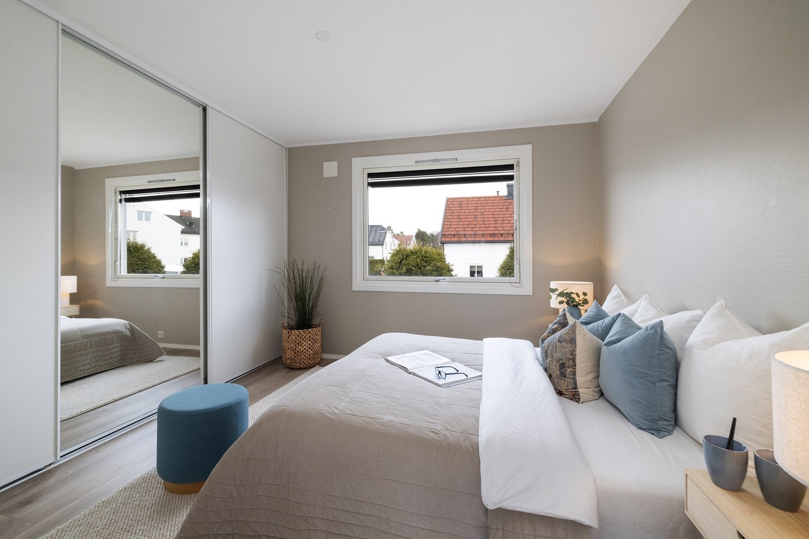 Hovedsoverommet har en romslig skyvedørsgarderobe med speilfronter, montert i 2007. Galleribilde