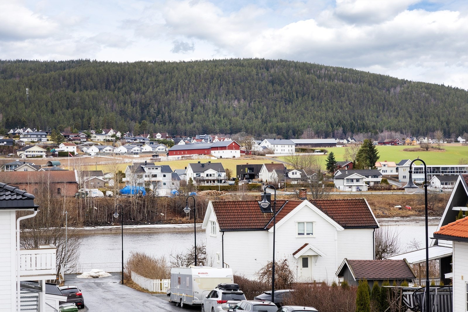 Beliggenheten er sentral og samtidig tilbaketrukket, med Randsfjorden og flotte turområder like ved. Galleribilde
