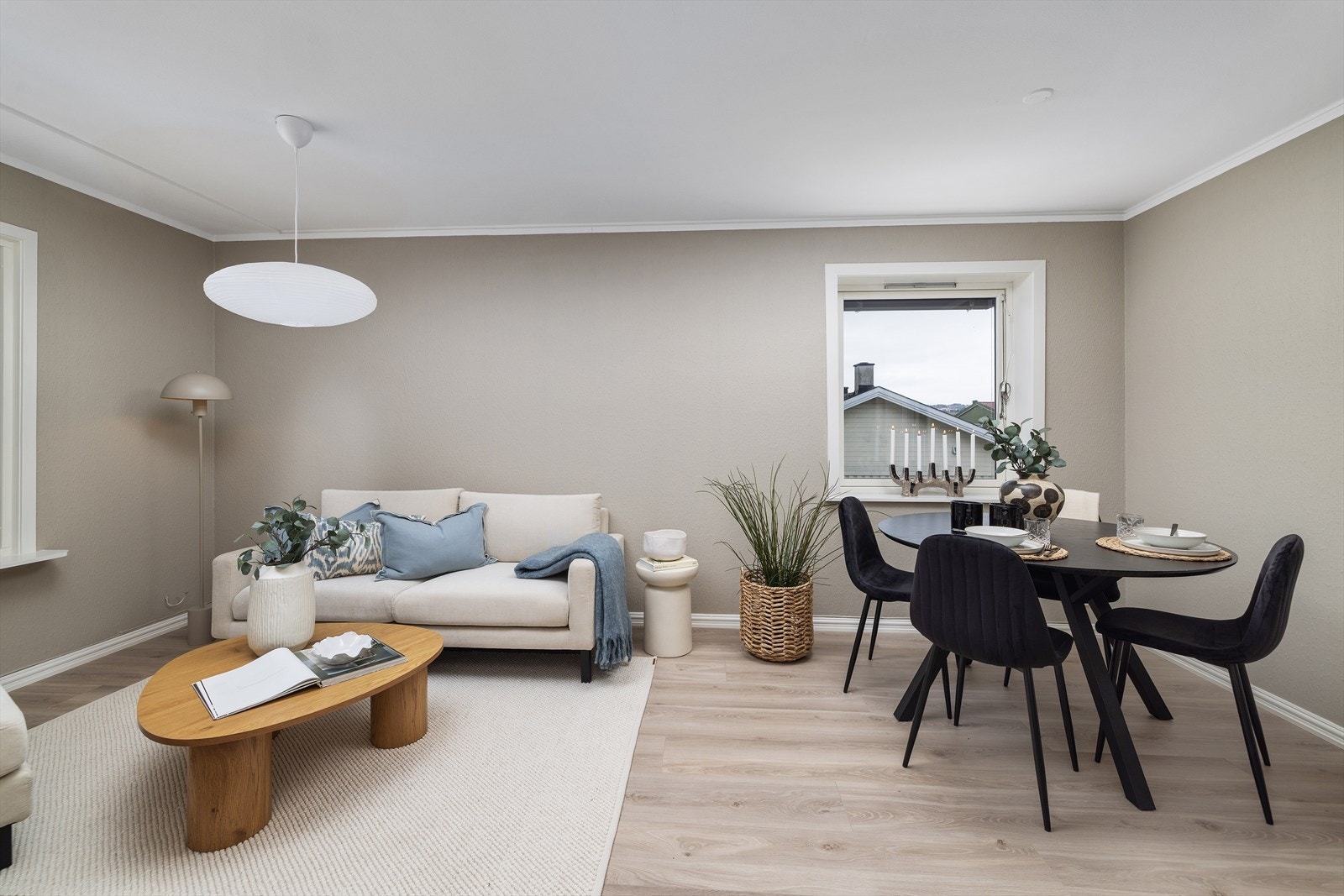 Stuen er romslig og lett å møblere, med plass til både sofagruppe og spisebord. Galleribilde