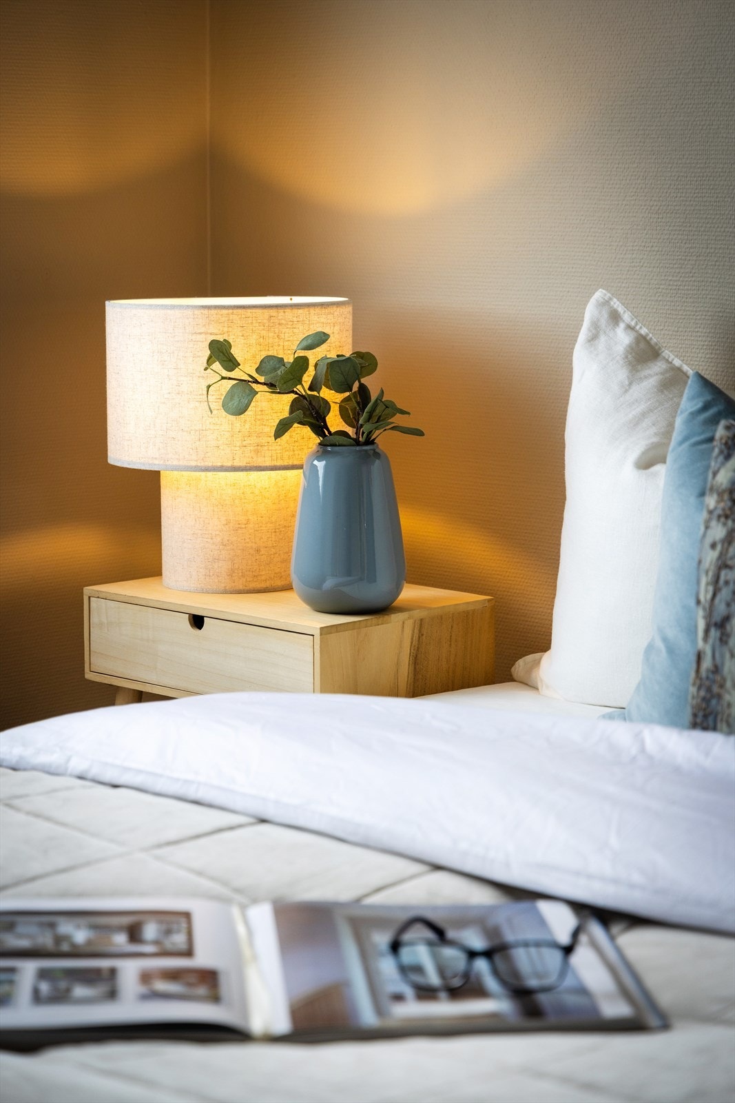 Gjennomtenkte detaljer og en rolig fargepalett skaper en behagelig atmosfære. Sameiet Enggata 5 består av 15 seksjoner. Galleribilde