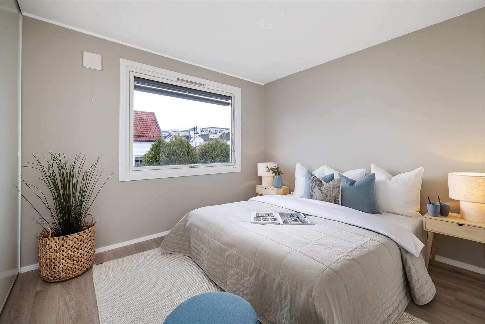 Leiligheten har to soverom. Dette er hovedsoverommet. Galleribilde