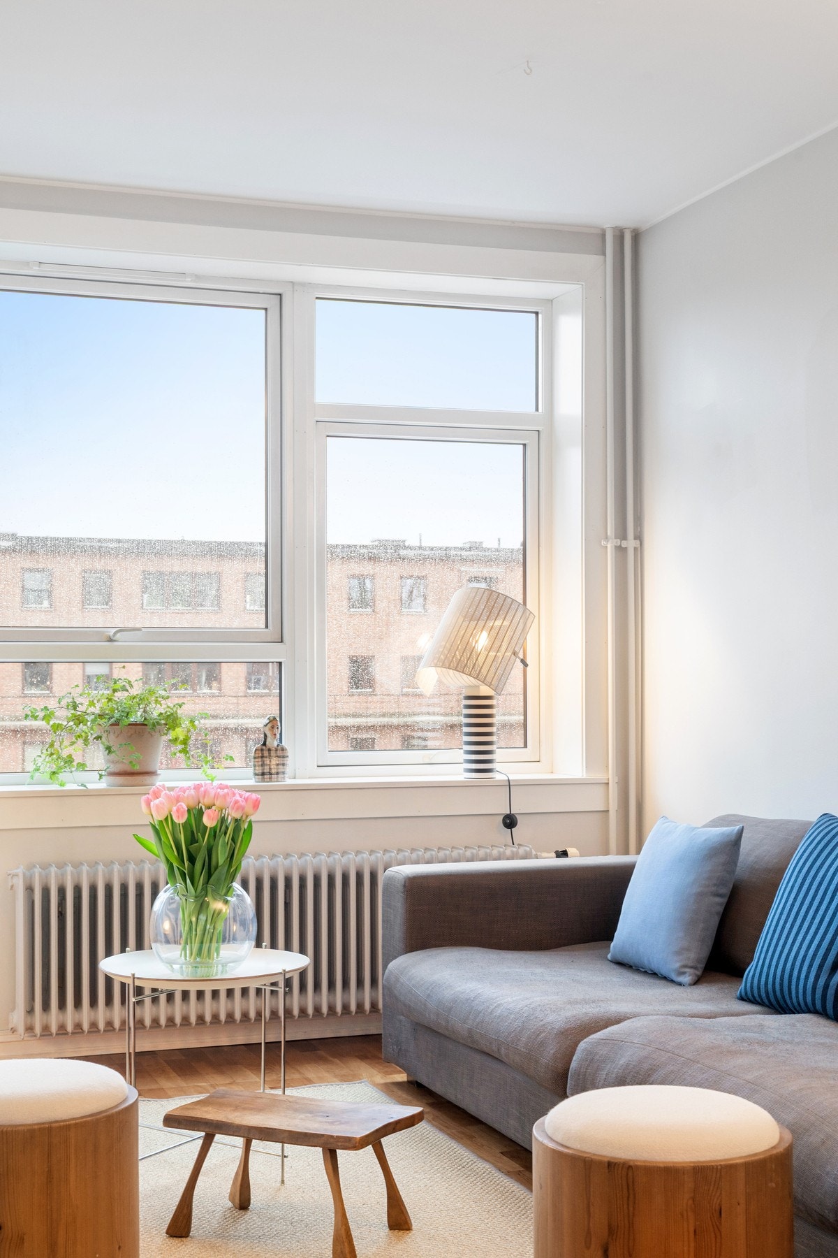 Romslig og lys stue med utgang til balkong. Galleribilde