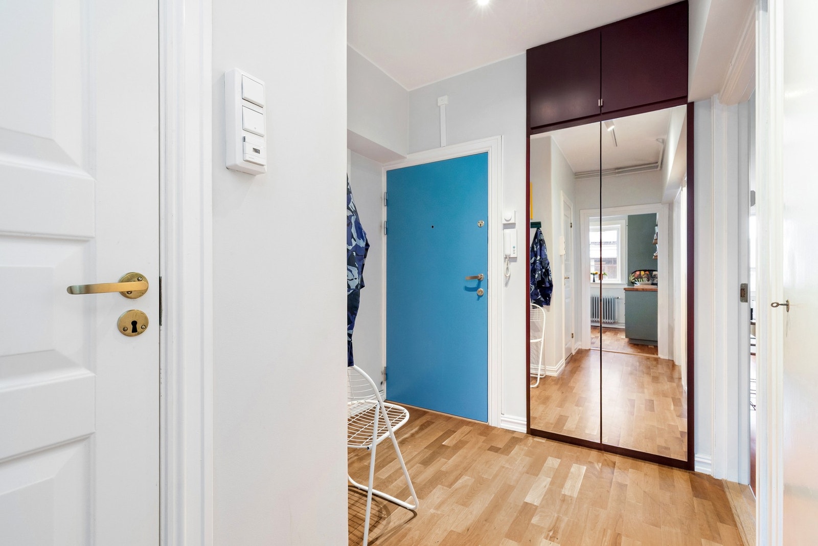 Romslig entré med plassbygget skoskap. Galleribilde