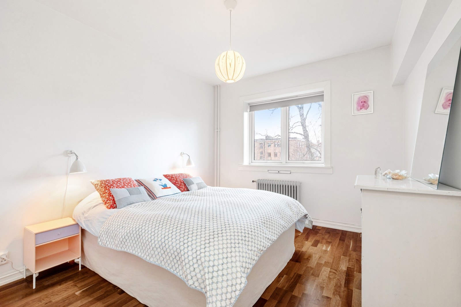 Soverom av god størrelse med plass til garderobe. Galleribilde