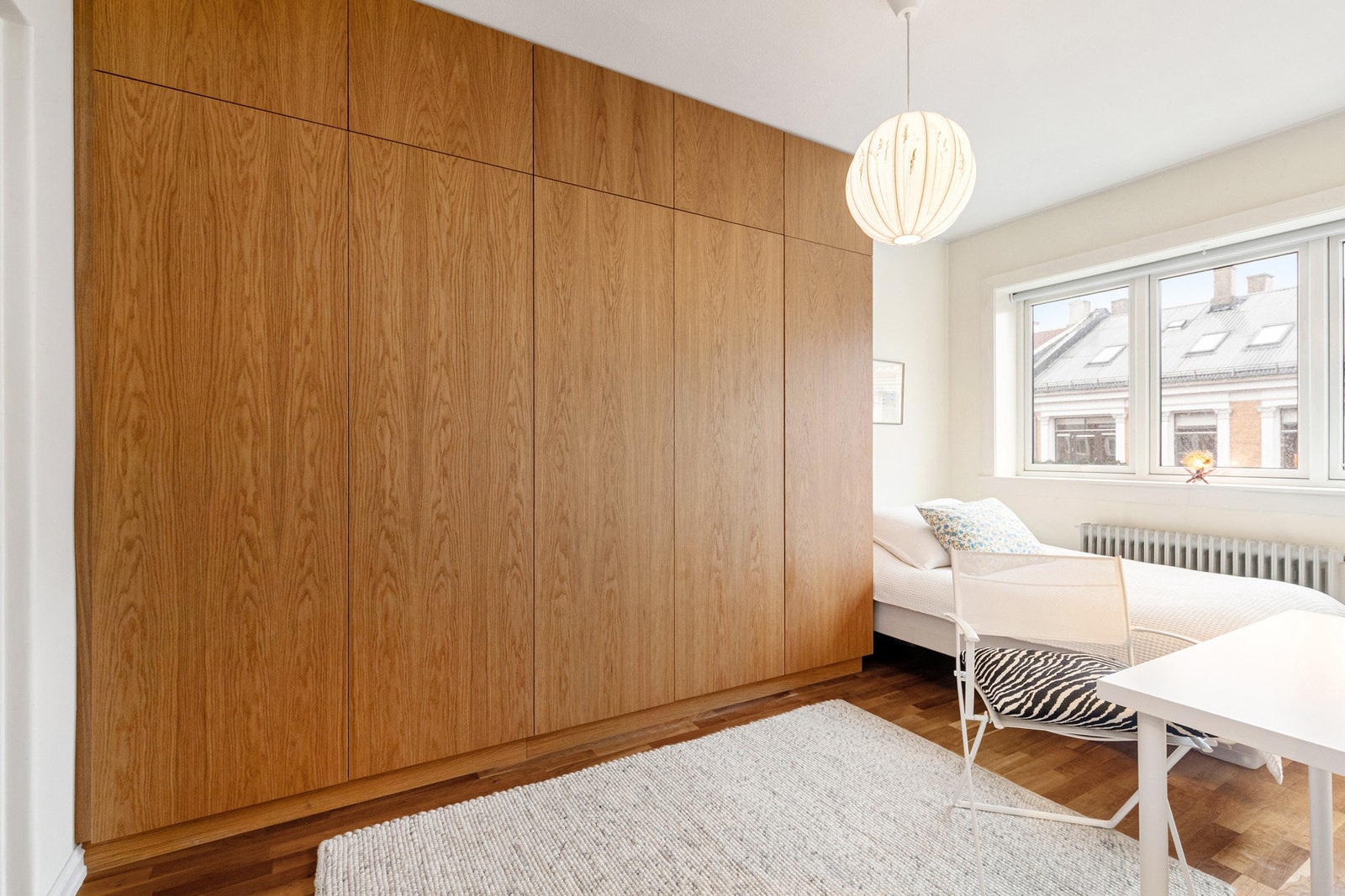 Plassbygget garderobeskap i eike-fineer på dører, fra Rundtom møbelfabrikk. Galleribilde