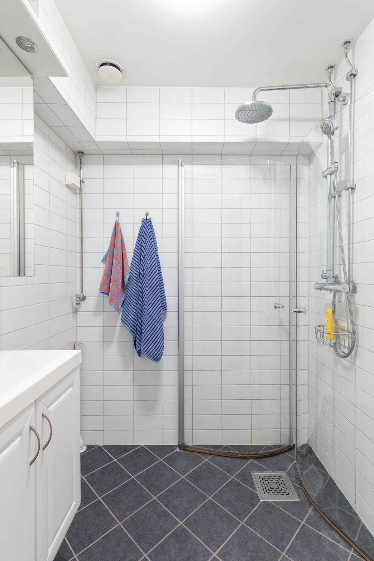 Flislagt bad fra 2012 med varmekabler. Galleribilde