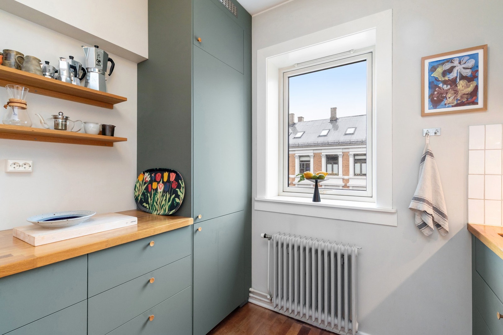 Kjøkkenet er utstyrt med integrerte hvitevarer som stekeovn, oppvaskmaskin og kjøl/frys. Det er installert komfyrvakt og lekkasjestopper. Galleribilde