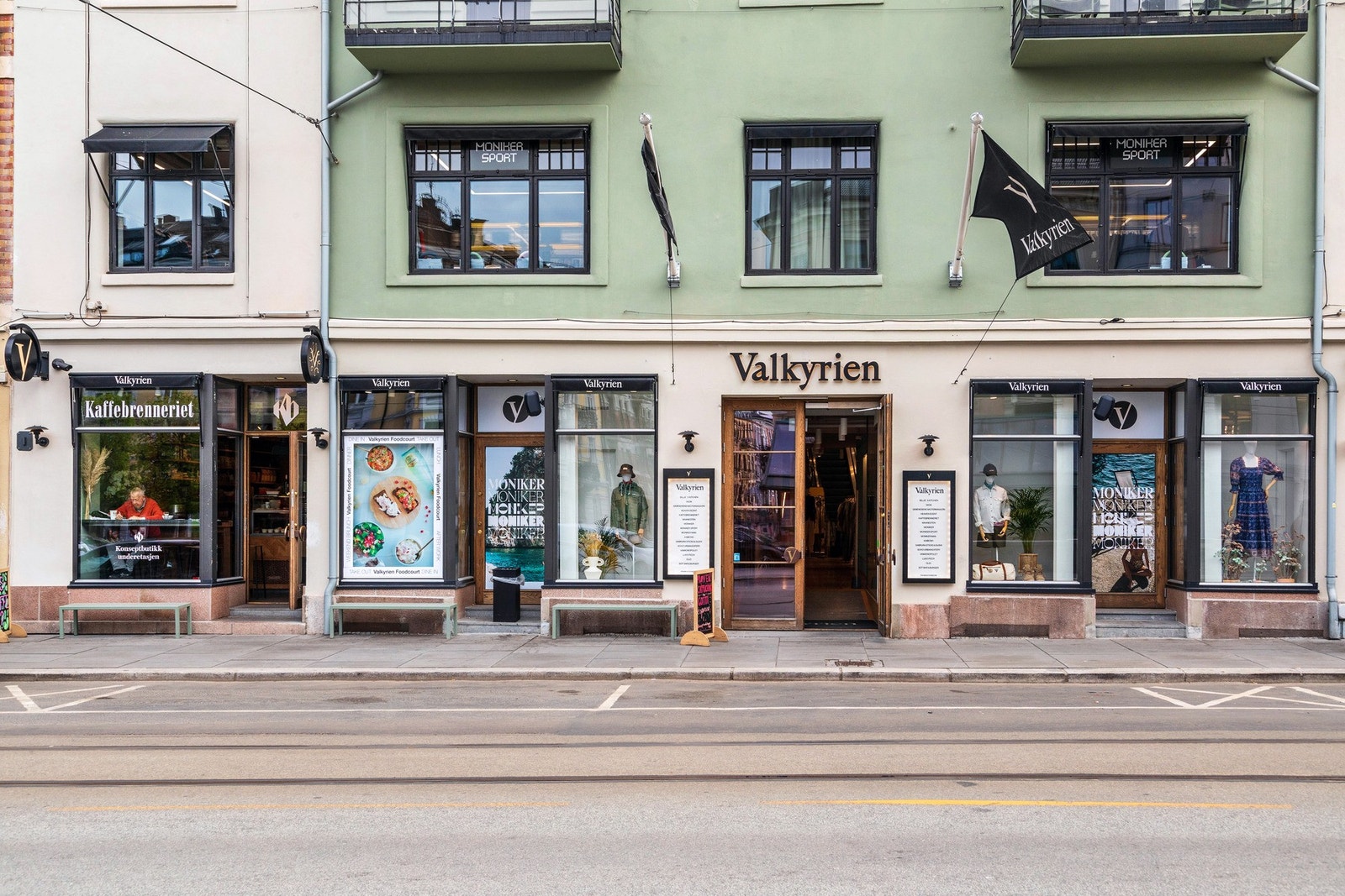 Valkyrien senter ligger i Bogstadveien og har stort utvalg av butikker og spisesteder med lokaler på 3 plan. Galleribilde