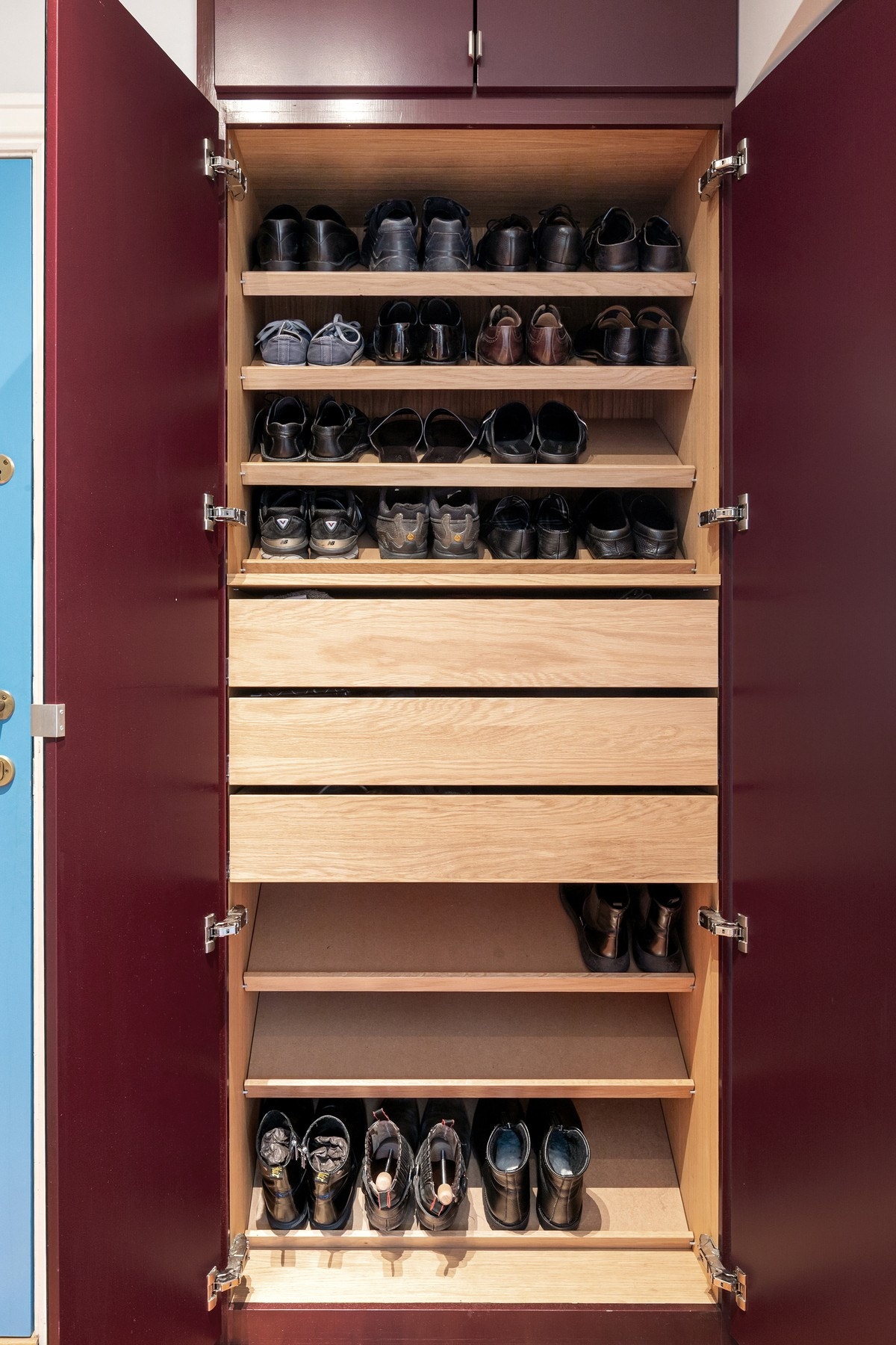 Plassbygd skoskap med skuffer i eik. Galleribilde