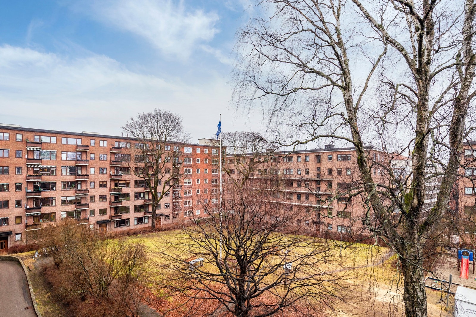 Sentral, men samtidig stille og rolig beliggenhet på Majorstuen/Balkeby. Her blir det vakkert, grønt og frodig i sommermånedene. Galleribilde