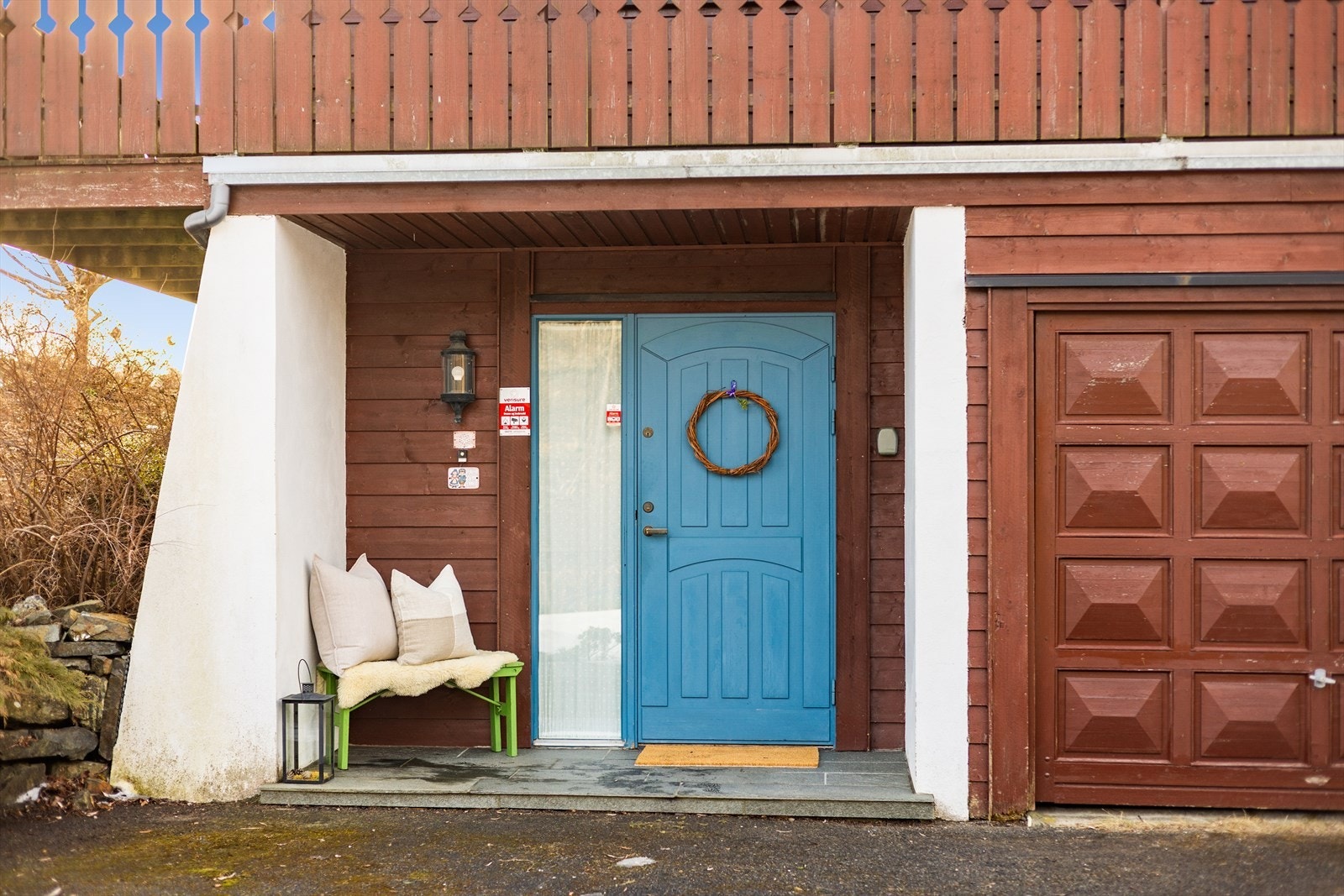Hyggelig, overbygget inngangsparti med plass for blomster og lykter. Galleribilde