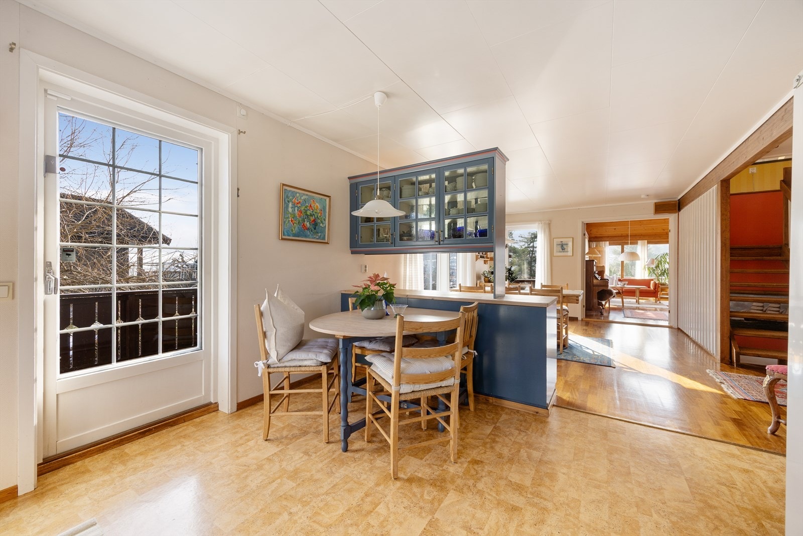 Fra kjøkken er det utgang til en fin veranda som strekker seg til hele fremsiden av boligen. Her kan morgenkaffen nytes i fred og ro. Galleribilde